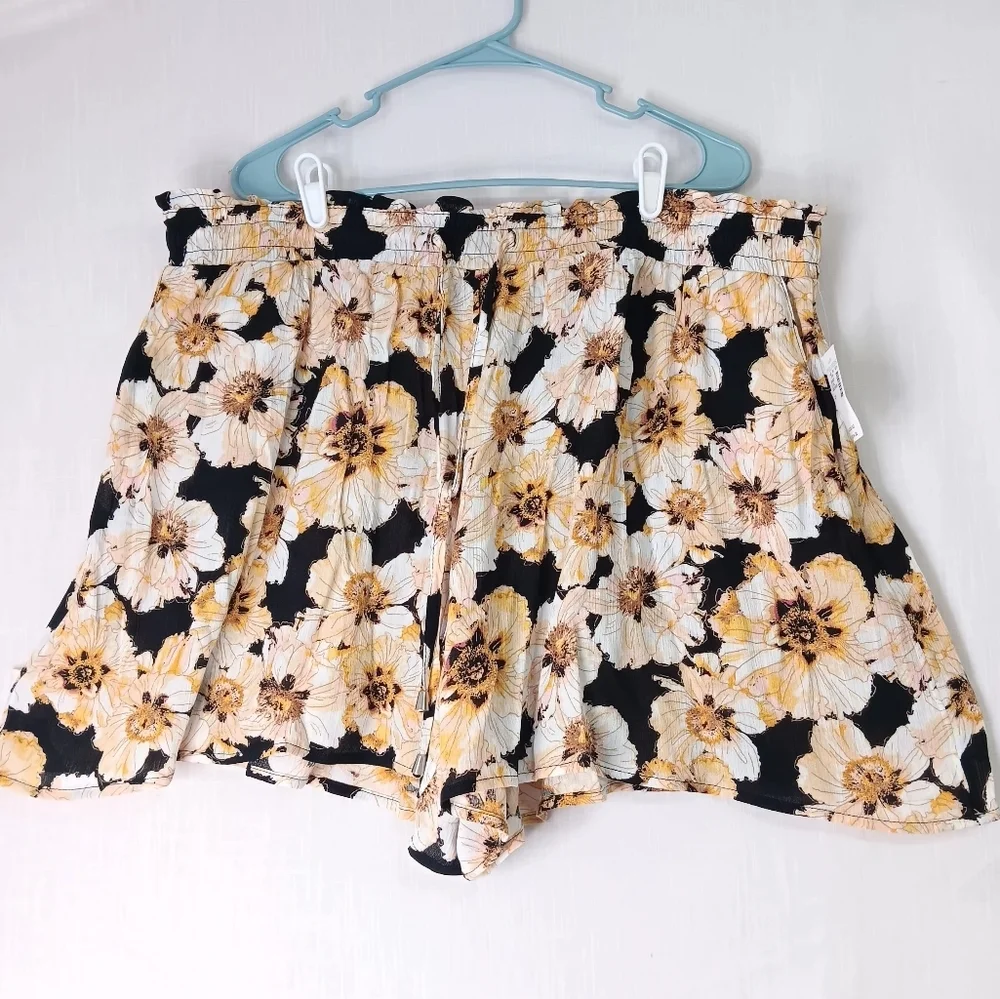 NWT Resort wear short pockets floral print Black Cream rayon Plus Size 2X. - Picture 3 of 15